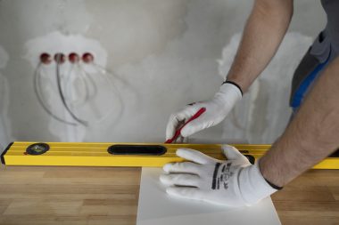 tiler-trabajando-en-la-renovacion-del-apartamento (1)