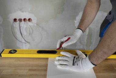 tiler-trabajando-en-la-renovacion-del-apartamento (1)