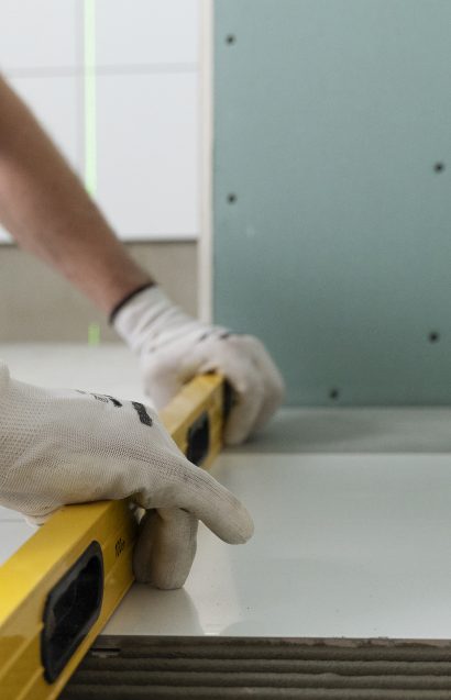 tiler-trabajando-en-la-renovacion-del-apartamento (2)
